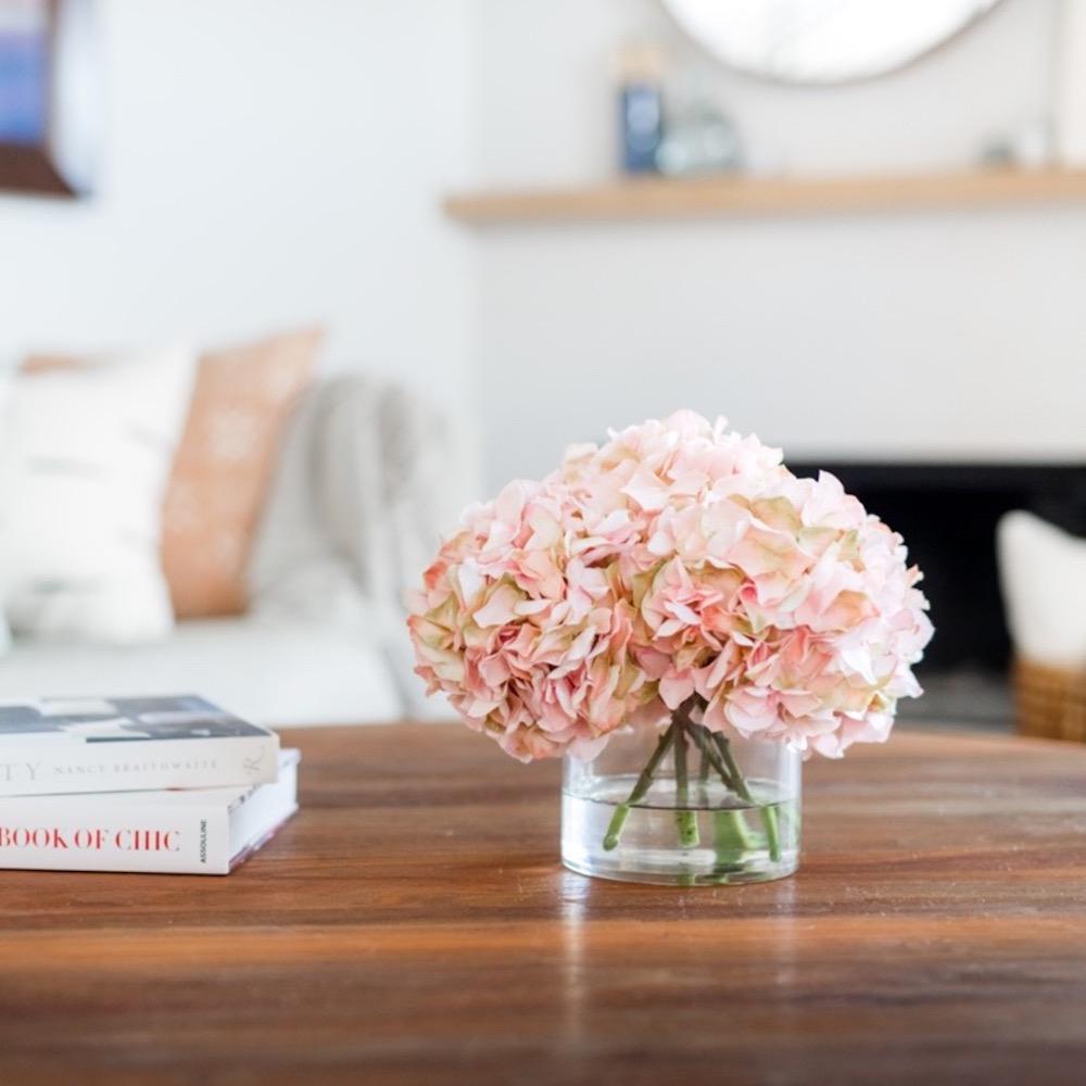 Silk hydrangeas arrangement in glass vase - pink - BlueBreeze