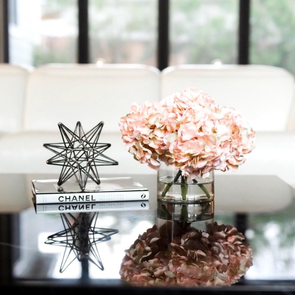 Silk hydrangeas arrangement in glass vase - pink - BlueBreeze